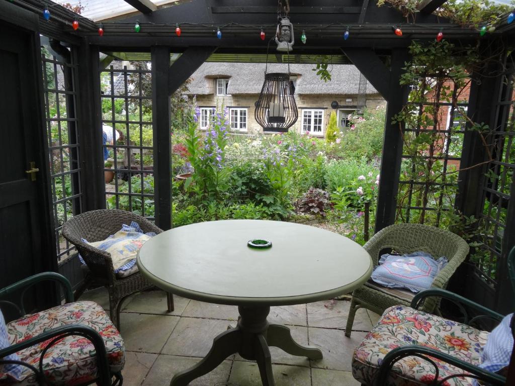 科比Moat Cottage Barns的一个带花园的庭院内的桌椅