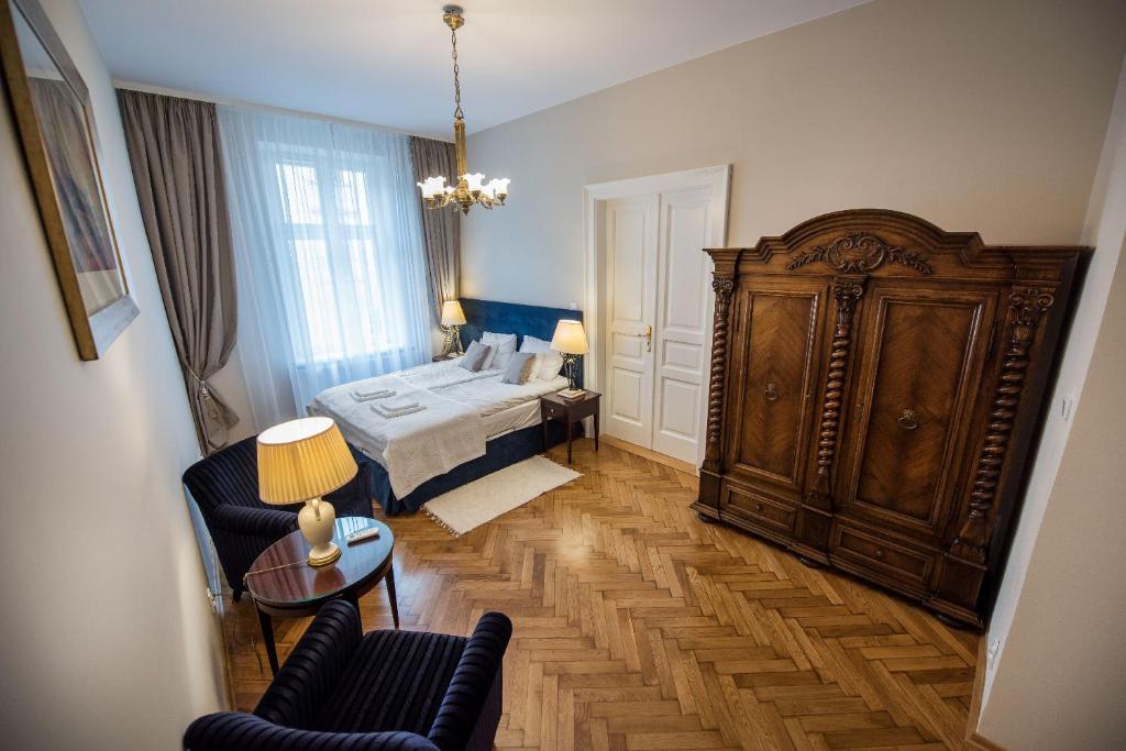 克拉科夫克拉科夫老城区MJZ公寓的一间卧室配有一张床和一个大型木制橱柜