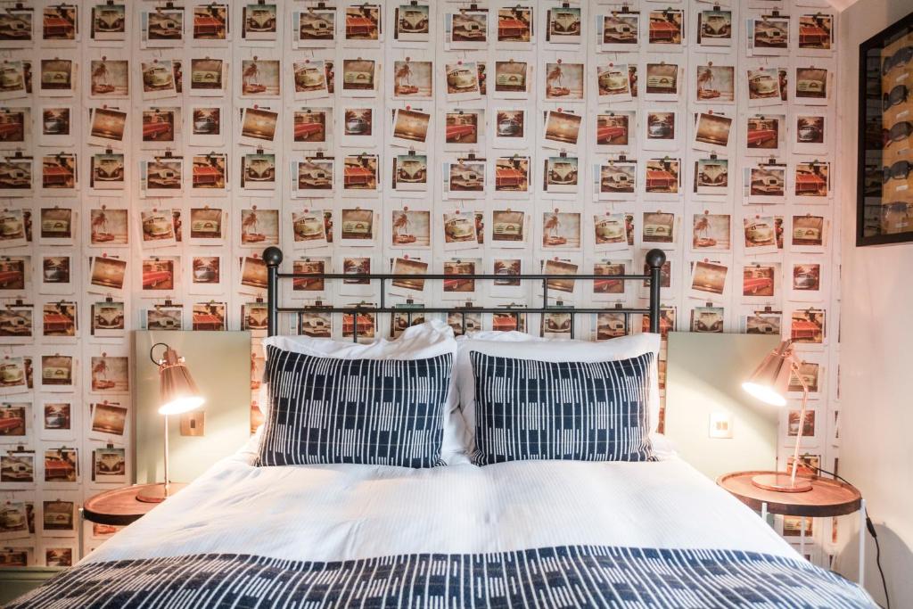 伦敦富勒飞行员酒店的一间卧室配有一张床和一张图片墙