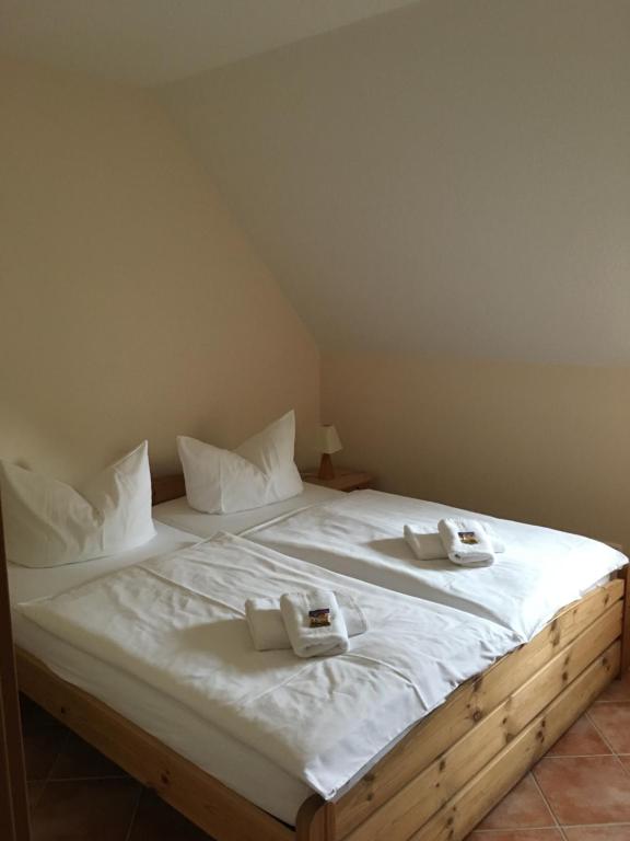 KirchdorfSeerose的一张配有白色床单和毛巾的大床