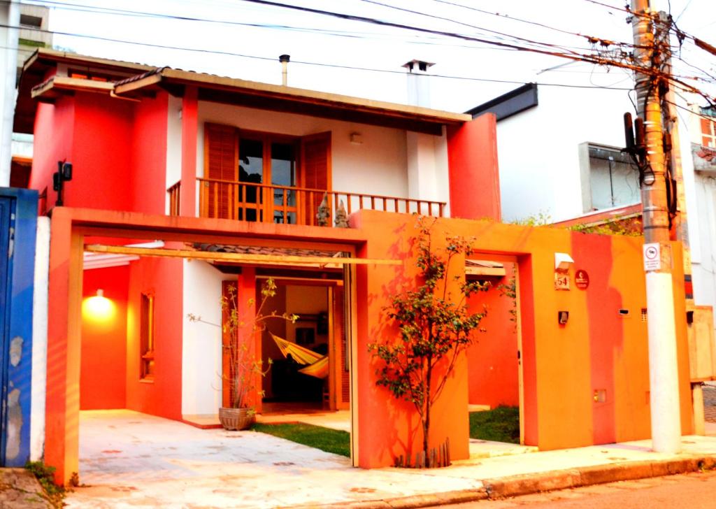 圣保罗MADÁ hostel的一间红色和白色的房子,设有开放式门