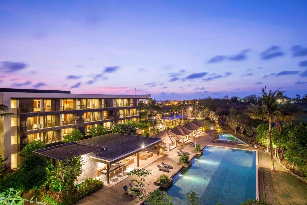 乌鲁瓦图巴厘岛大酒店的享有酒店空中美景,设有游泳池