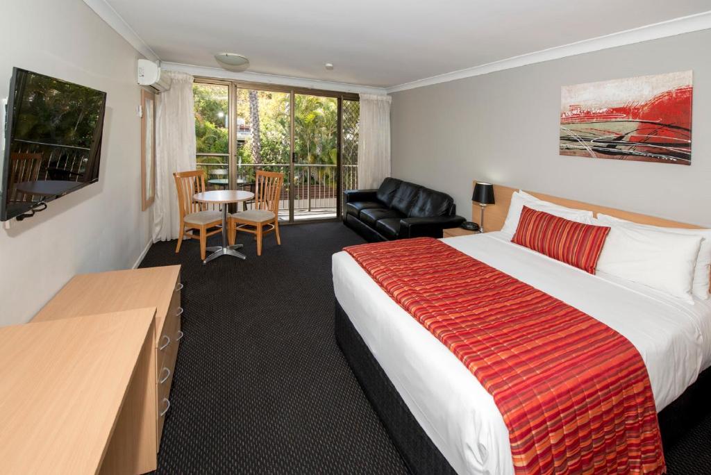 土乌巴格拉玛美景舒适汽车旅馆的酒店客房设有一张大床和一个阳台。