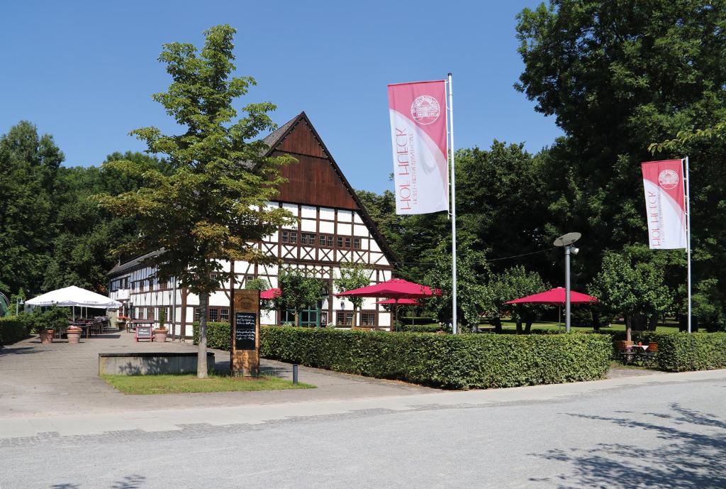 巴特塞森多夫霍夫胡克餐厅酒店的前面有两面旗帜的建筑