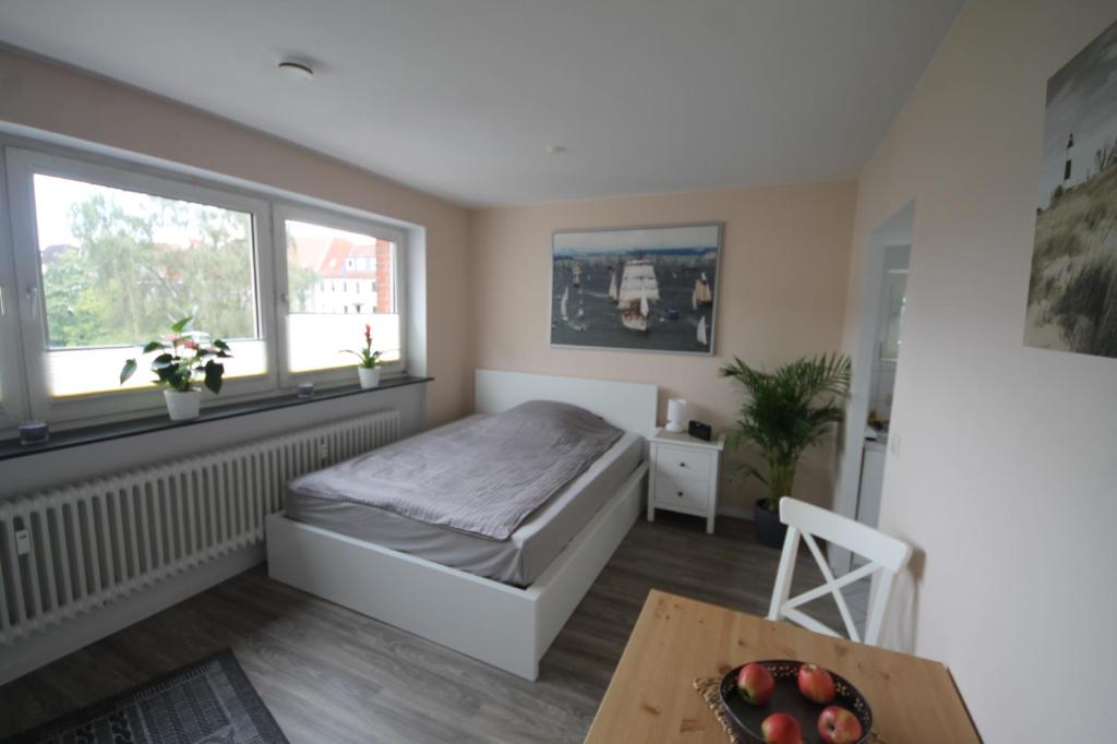 基尔Apartment am Blücherplatz的一间卧室配有一张床和一张桌子