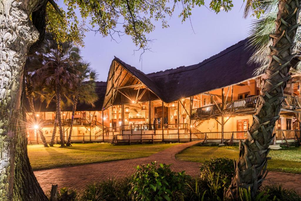 利文斯顿The David Livingstone Safari Lodge & Spa的棕榈树房屋的外部景色