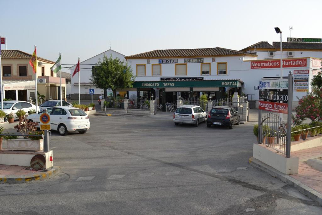阿尔科斯-德拉弗龙特拉Hostal Andalucia的停车场,停车场停在大楼前