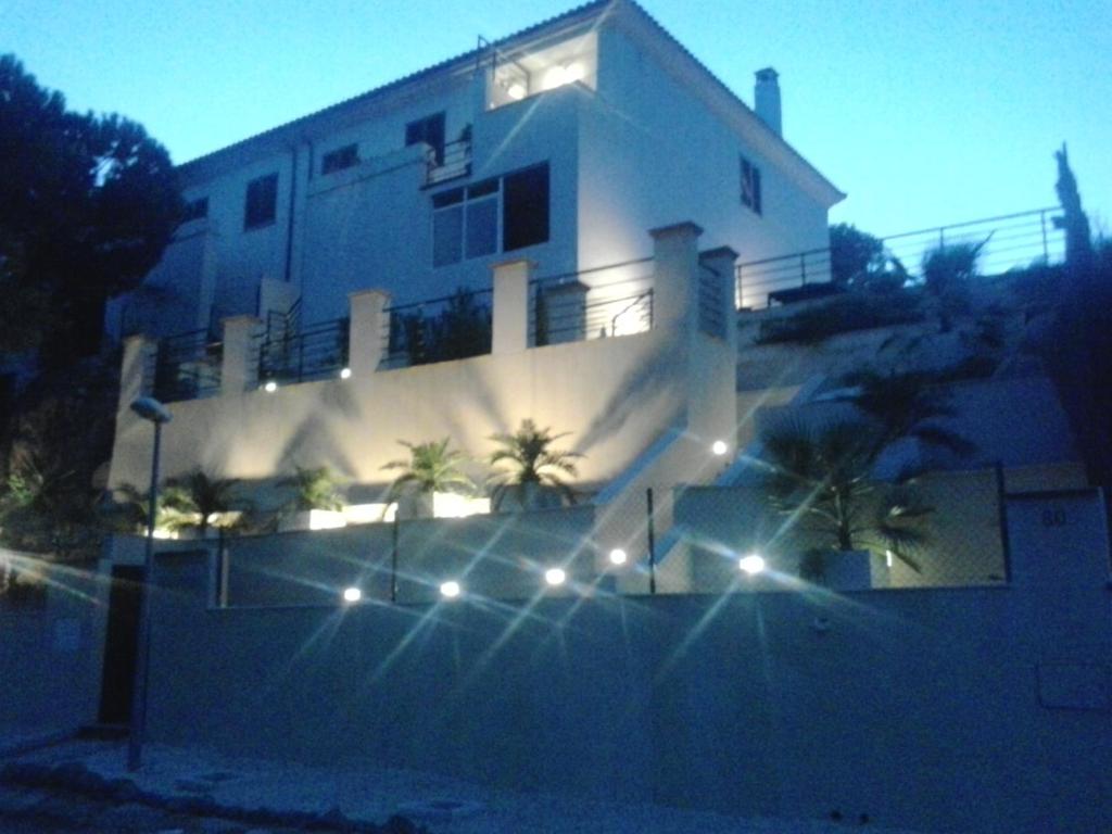 科尔多瓦Villa Rosa Amparo的前面有灯的大白色房子