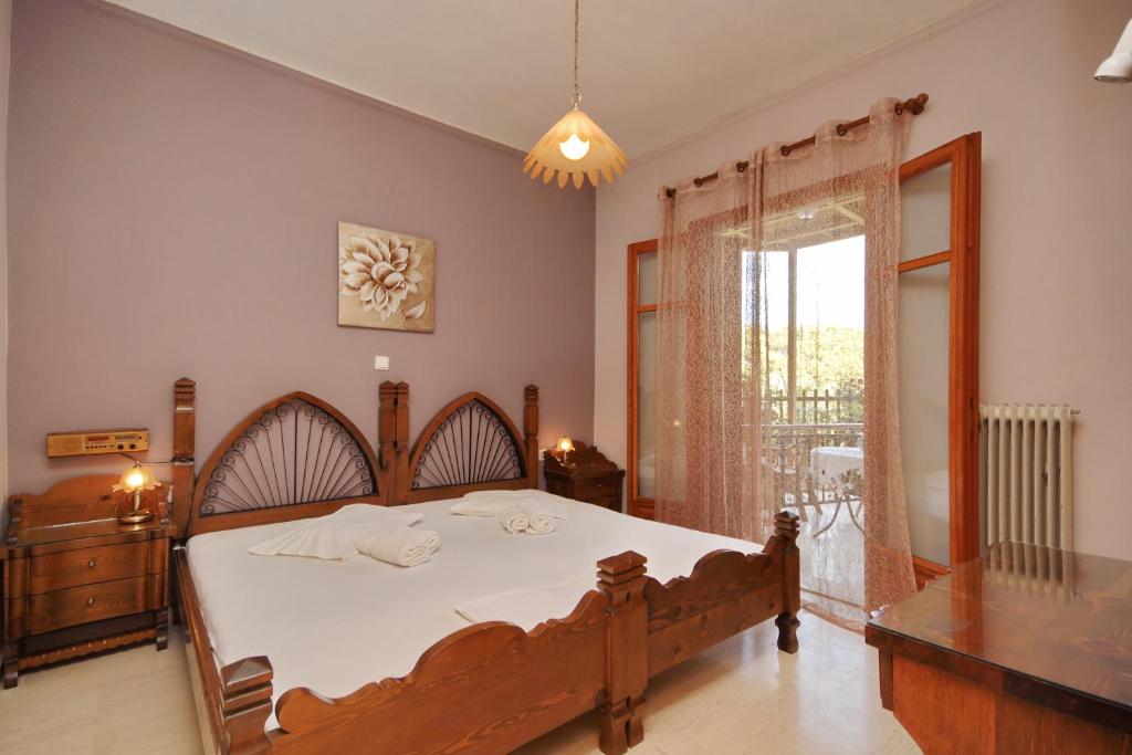 古厄庇道鲁斯Hotel Marialena的一间卧室设有一张大床和一个窗户。