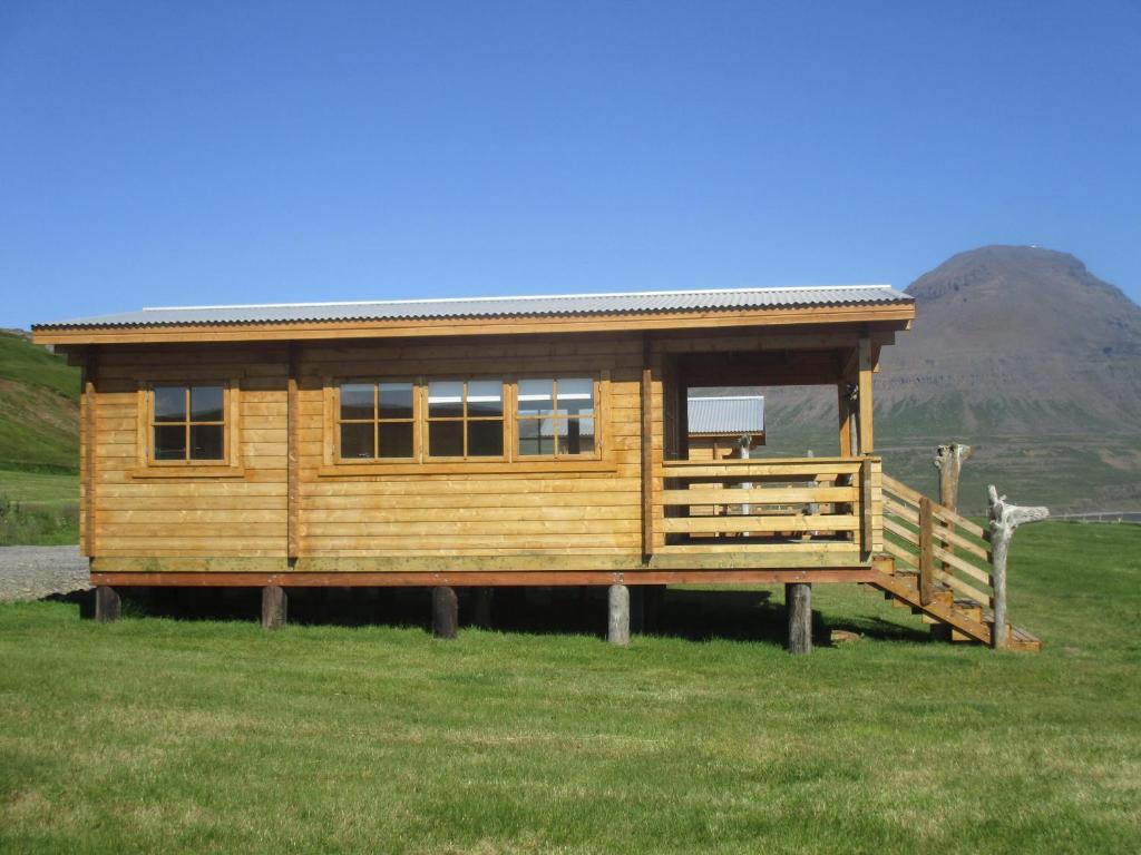 ÞórshöfnFálki cottages的山地的木屋