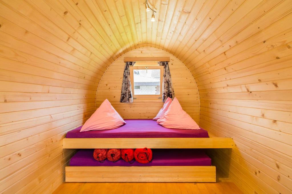 因特拉肯Camping Lazy Rancho - Eiger - Mönch - Jungfrau - Interlaken的小木屋内的小房间,配有一张床