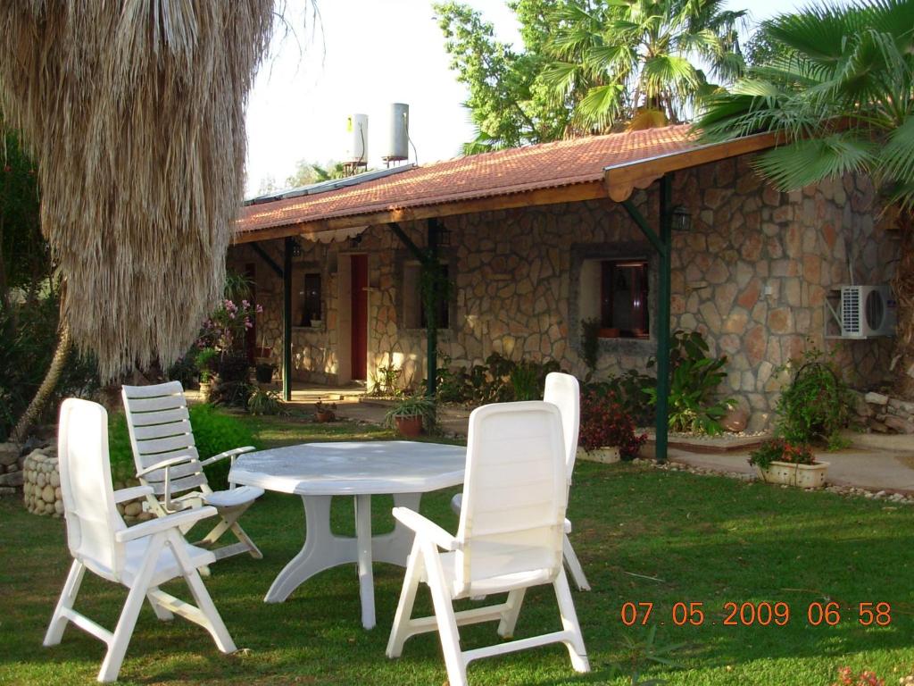 Vered Yeriho耶利哥旅舍的房子前面的一张桌子和椅子