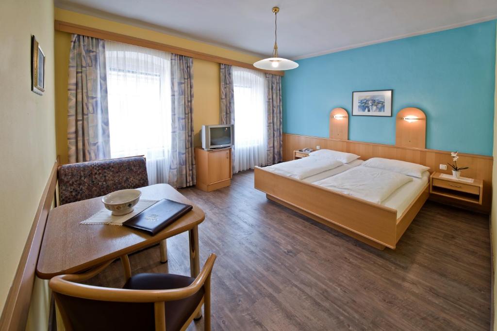 格赖因玛莎膳食公寓酒店的酒店客房配有一张床铺和一张桌子。