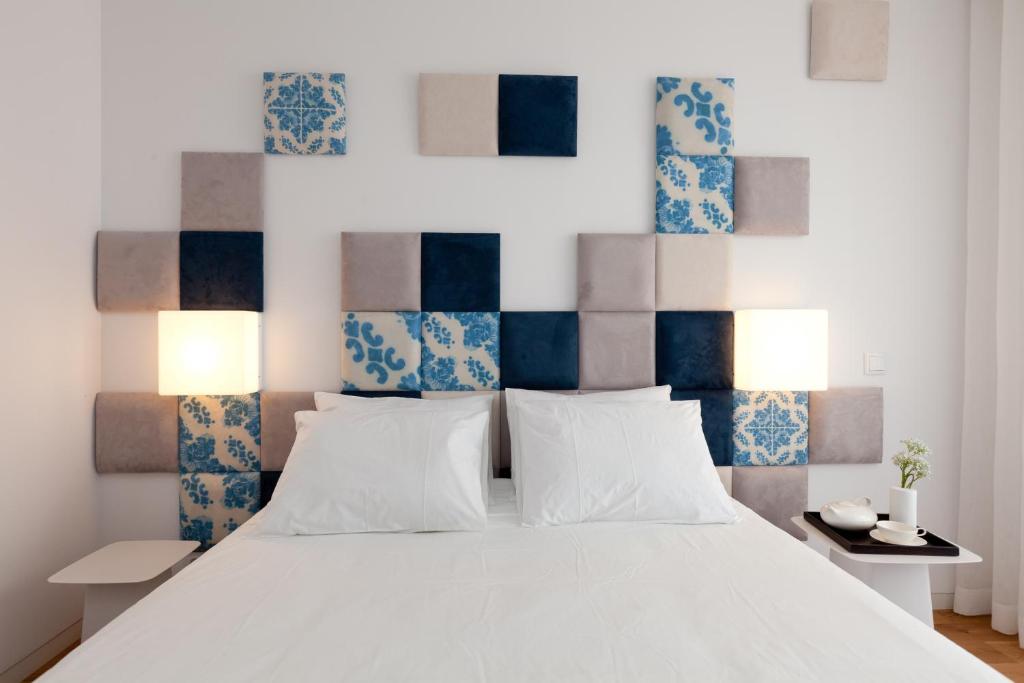 波尔图因帕蒂奥宾馆的卧室设有白色的床和蓝色及白色的墙壁