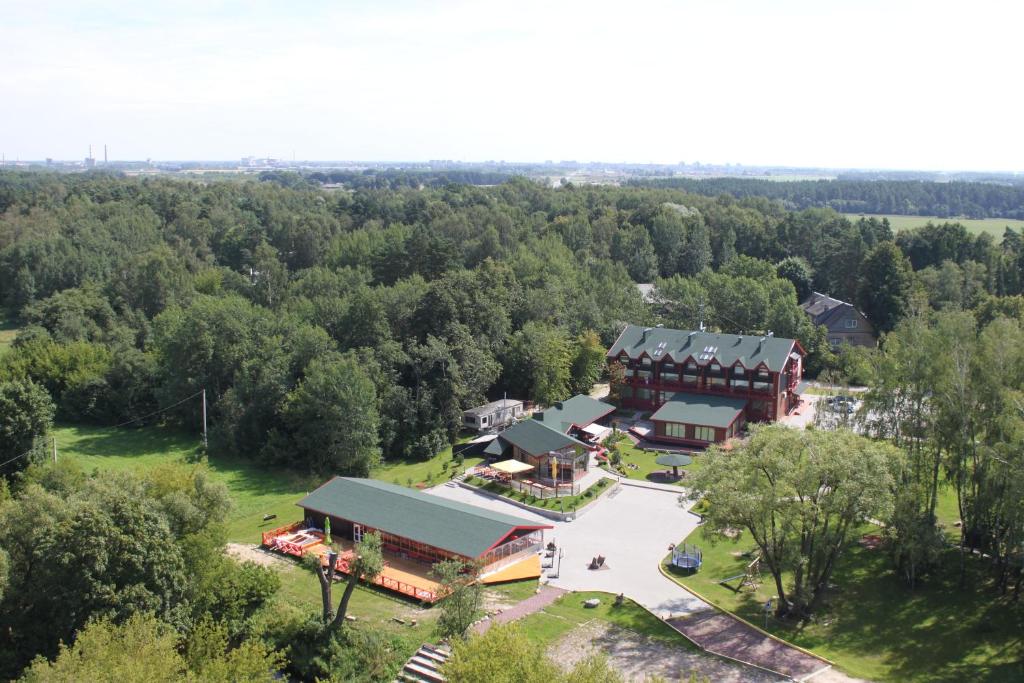 帕内韦日斯Hotel Green Smiltynė的树林中建筑物的空中景观