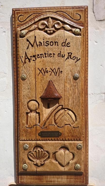 洛什La Maison de l'Argentier du Roy的木门,带有传说中的“de mariner al rox”