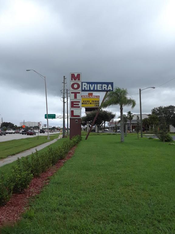 基西米Riviera Motel的路旁的里维埃拉汽车旅馆的标志