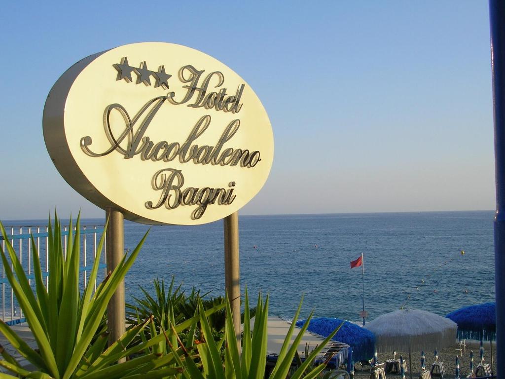 德瓦玛丽娜巴尼阿尔科巴里诺酒店的海滩上的酒店标志
