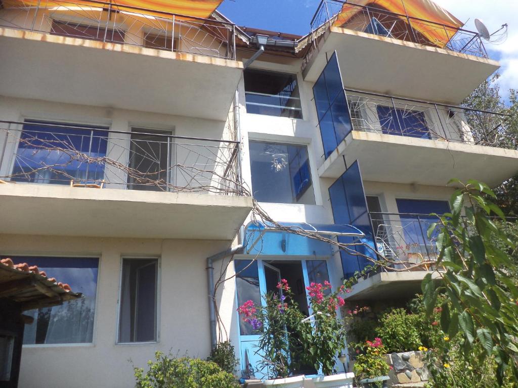 雷佐沃Самостоятелна вила的公寓大楼设有蓝色门窗。