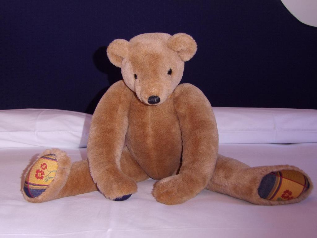 罗卡拉索Casa Dell'Orso的坐在床上的棕色泰迪熊