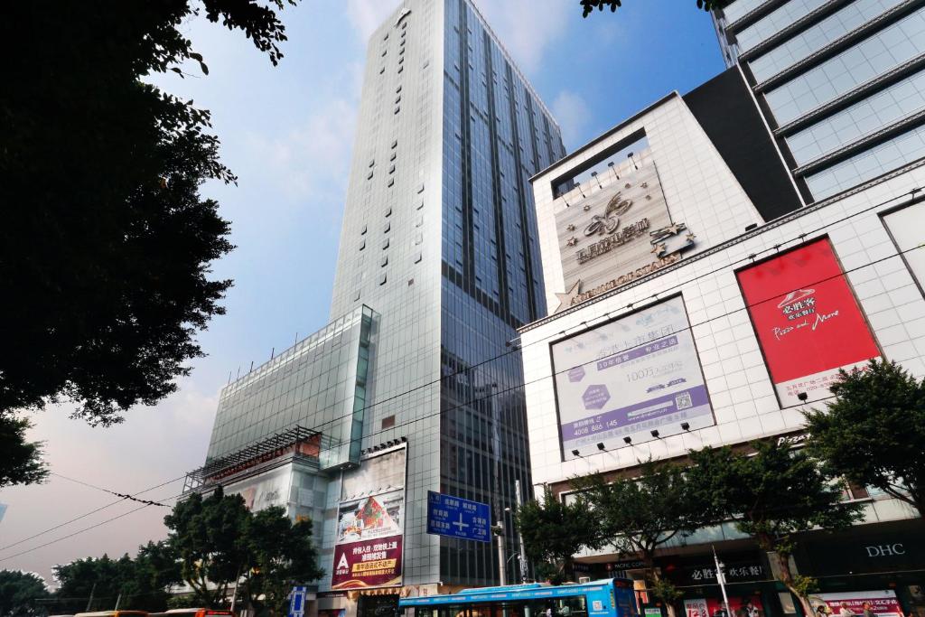 广州铂满度假公寓北京路捷登都会店的一座高大的建筑,旁边标有标志