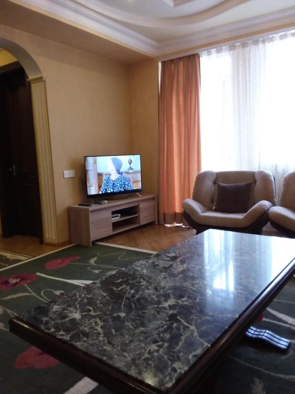 巴统appartments in Batumi的客厅配有桌子和电视