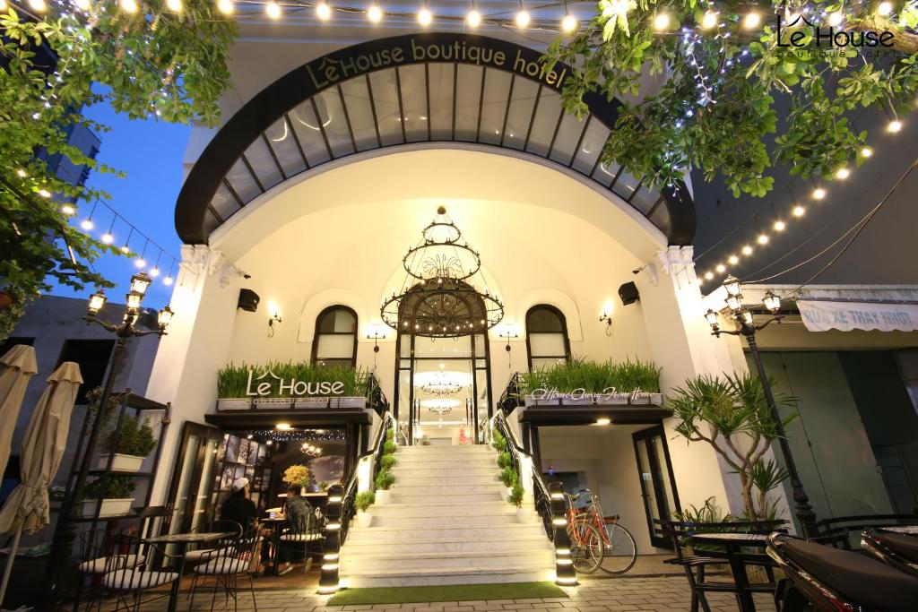 岘港乐屋精品酒店的一座有楼梯的建筑,通往商店