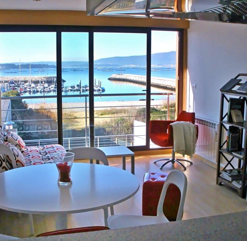 阿罗萨新镇巴塞亚港公寓的配有桌椅的海景客房