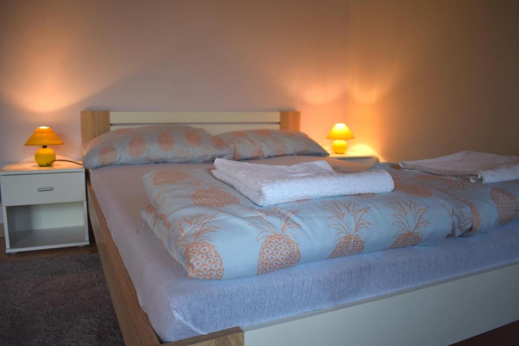莫鲁纳特Apartment Bini的一间卧室配有一张带两盏灯的床。