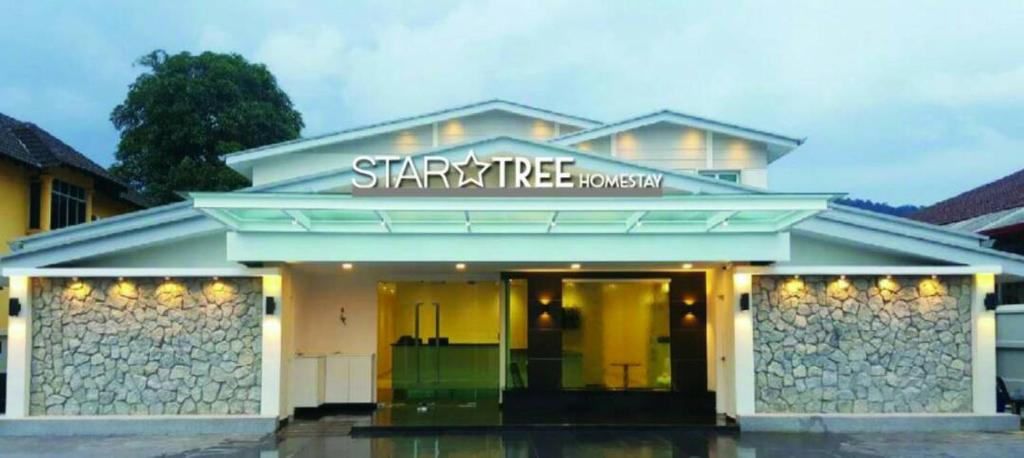 关丹Star Tree Homestay -Contactless Self Check in的星巴克大楼,上面有标志