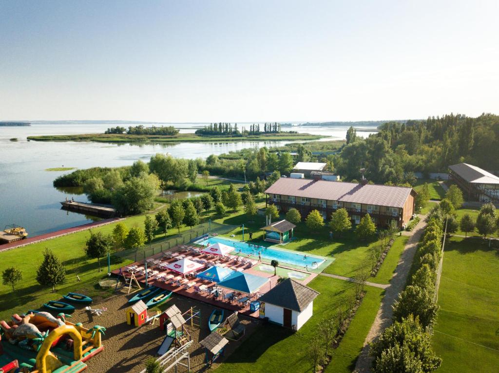SvetlogorskoyeBereg holiday park的享有带游泳池的度假村的空中景致