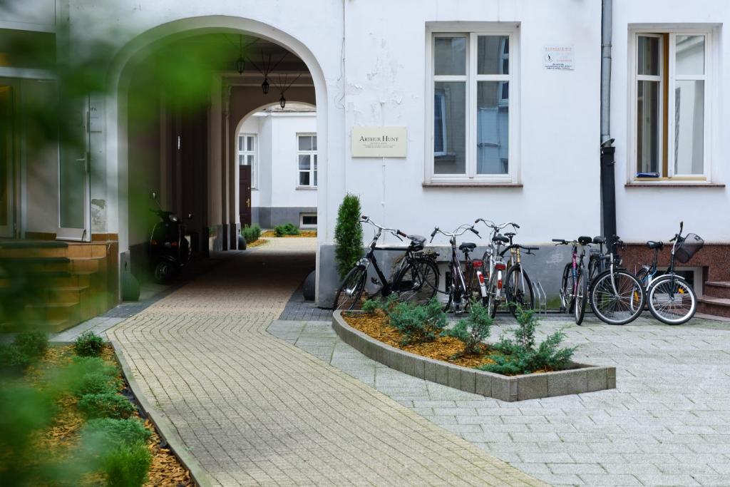 华沙Constitution Square Rooms的停在大楼外的一群自行车