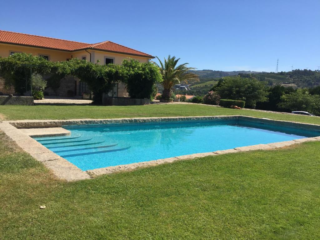 拉梅戈Quinta da Vinha Morta的一座房子的院子内的游泳池