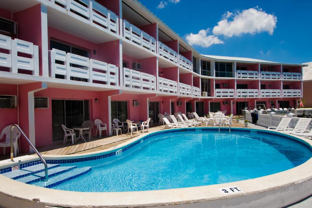 自由港市Bell Channel Inn Hotel的酒店设有一个游泳池和庭院家具。