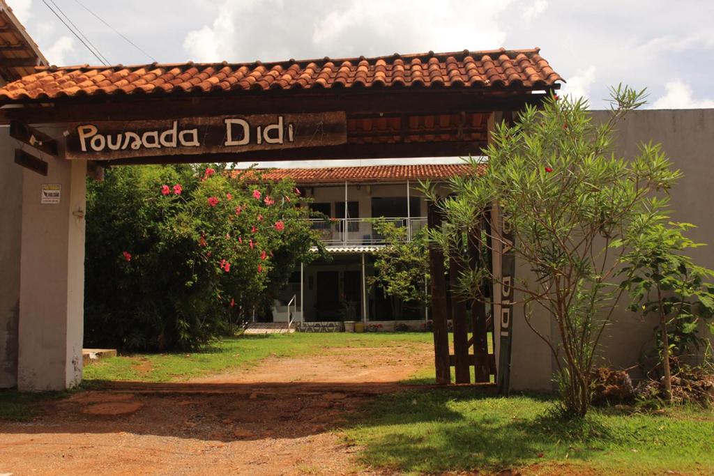 沙帕达-杜斯吉马朗伊斯Pousada do Didi Chapada dos Guimaraes.的建筑物前的院子 ⁇ 的标志