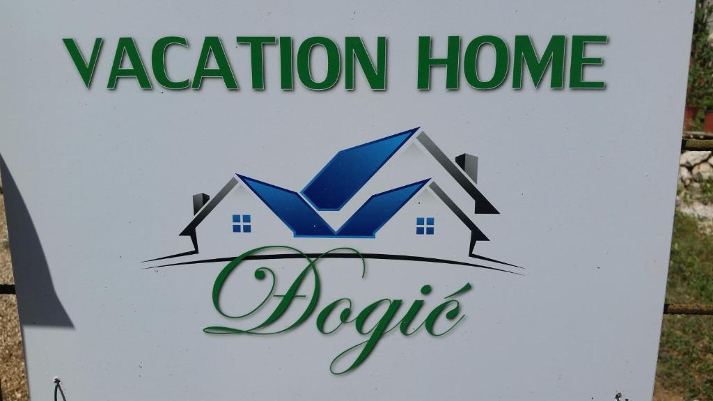 伊利扎Vacation home Djogic的房屋内度假公寓的标志