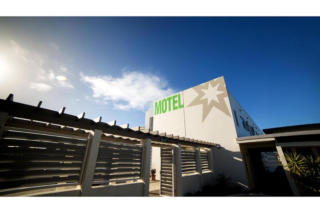 奥玛鲁北星汽车旅馆的上面有酒店标志的建筑
