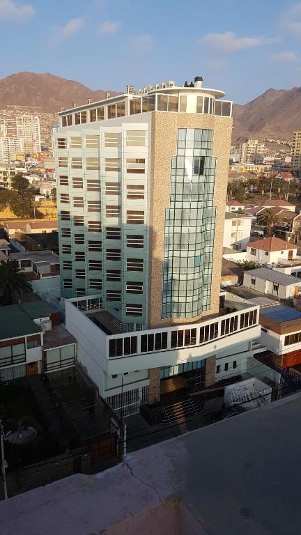安托法加斯塔Hotel Costa Pacifico - Suite的城市前方的大建筑