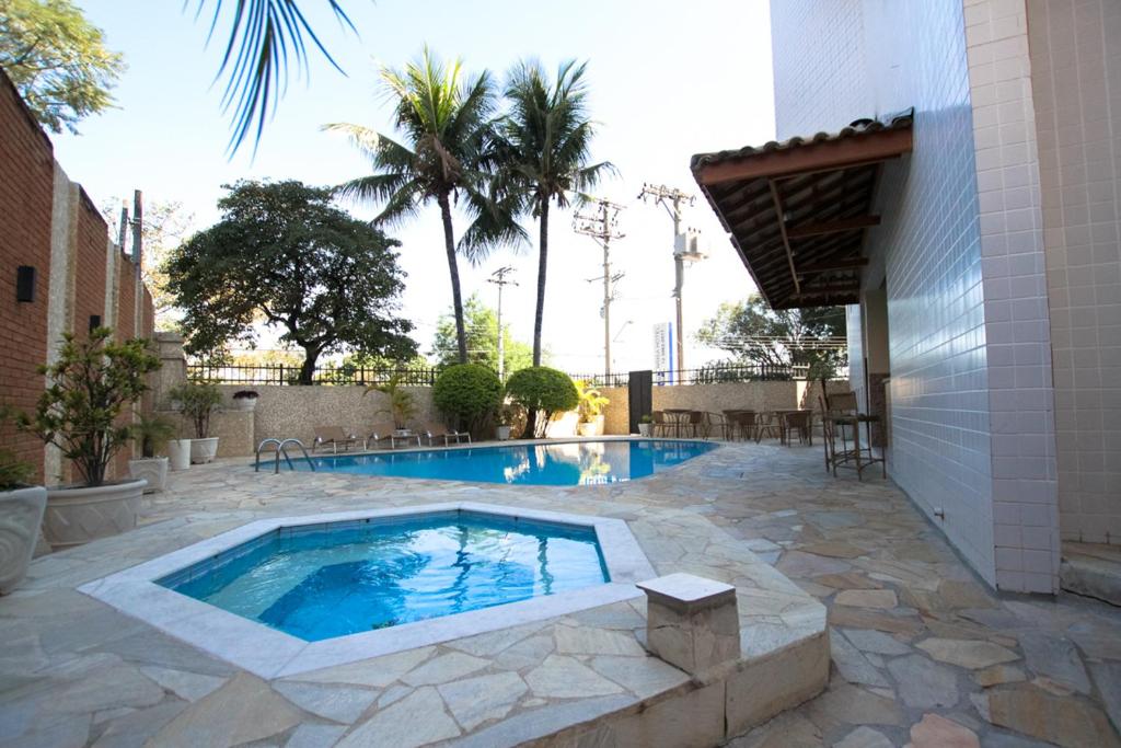雅卡雷伊Hotel Brisa Rio的庭院内的游泳池,带庭院
