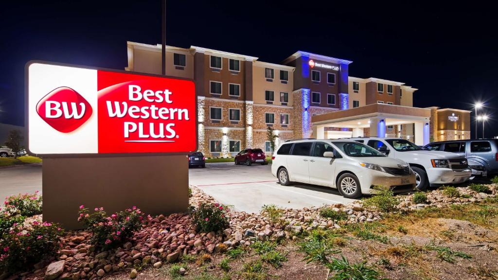 布达Best Western Plus Buda Austin Inn & Suites的停车场前的最好的西方加标志