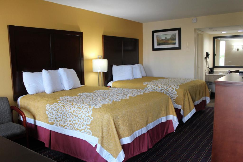 法兰克福蓝草旅馆的酒店客房带两张床和一间浴室