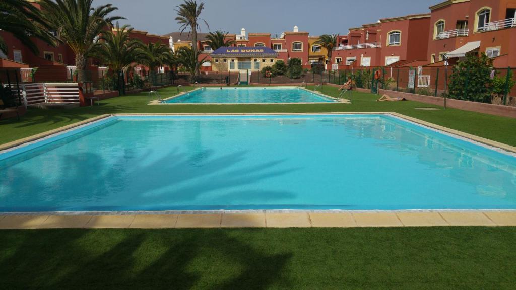 科拉雷侯Romantic Sunny Apartment的部分公寓旁设有一个大型蓝色游泳池。