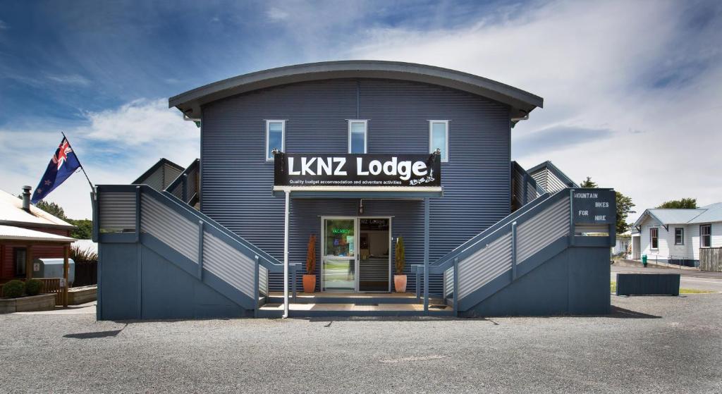 奥阿库尼LKNZ Lodge & Cafe的蓝色的建筑,上面有读lvl旅舍的标志