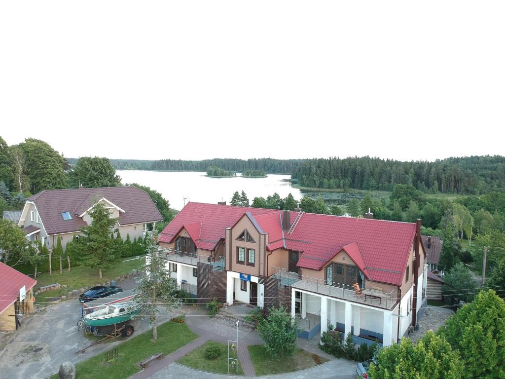 BerżoryAuksinė gervė的享有红色屋顶房屋的空中景致
