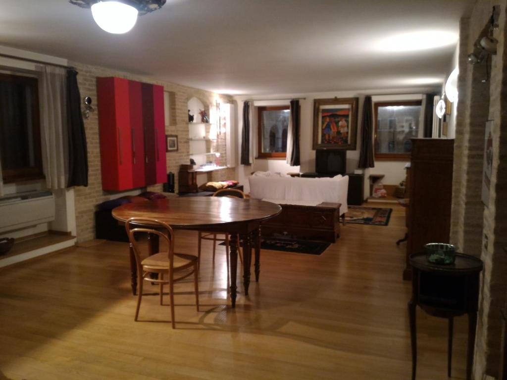 法诺La dea Fortuna的客厅配有木桌和椅子