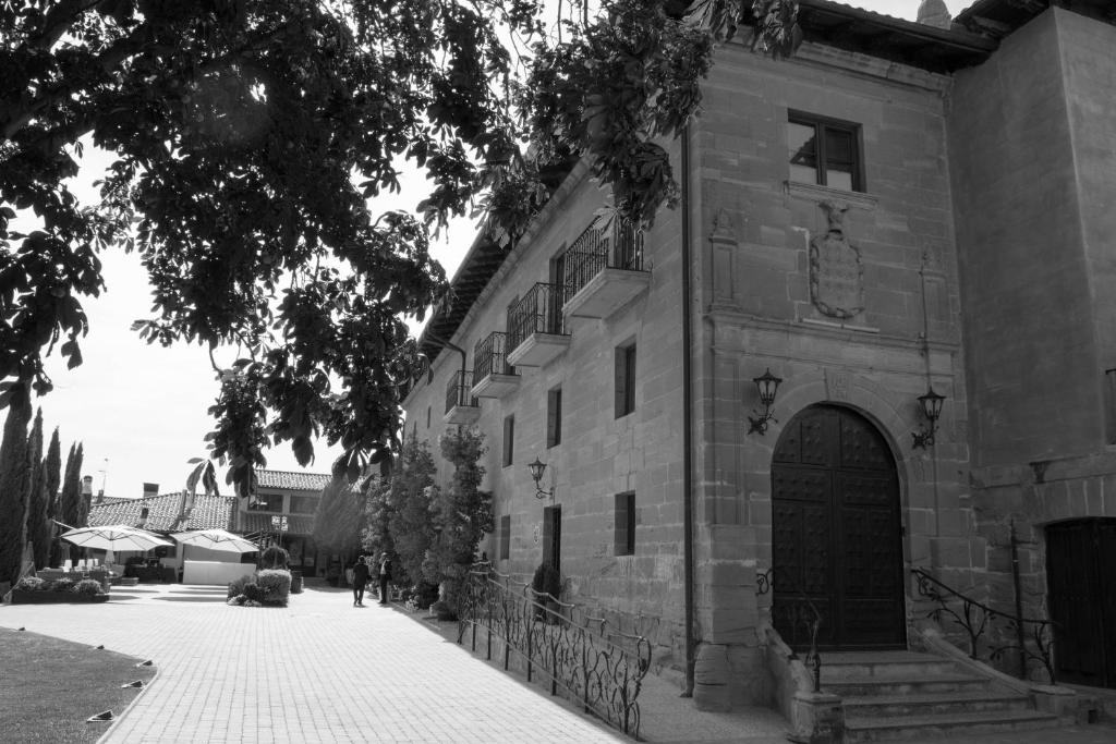 Zarratón卡萨富尔特宫酒店的建筑物的黑白照片