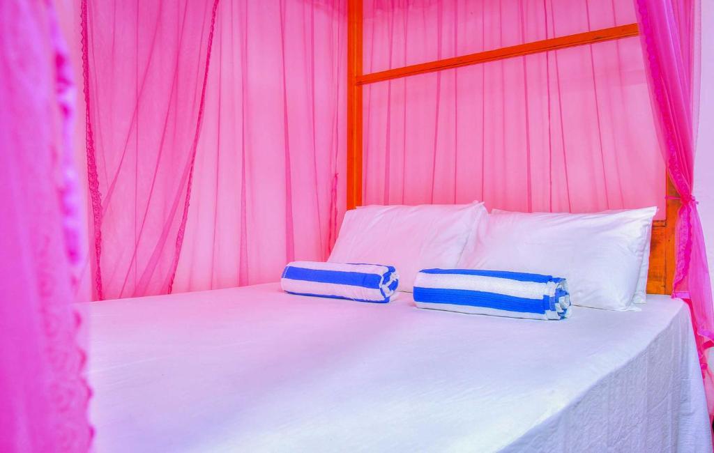湾景海鲜度假旅馆客房内的一张或多张床位