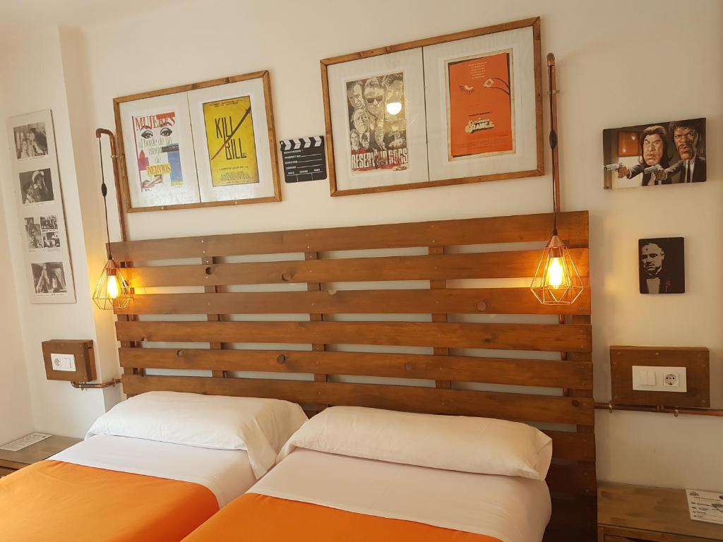 安道尔城巴里安蒂克旅馆&酒吧的卧室设有两张床,配有木制床头板