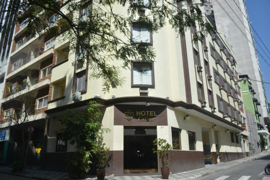 圣保罗加星酒店的上面标有酒店标志的酒店大楼
