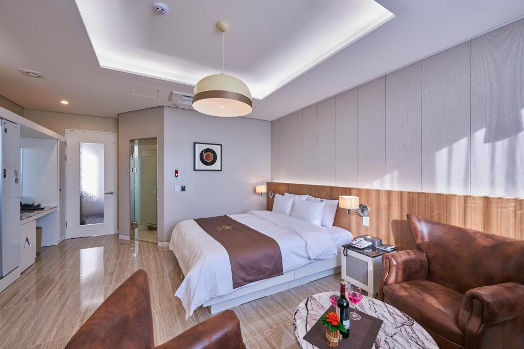 光州光州光环酒店 的酒店客房,配有床和沙发
